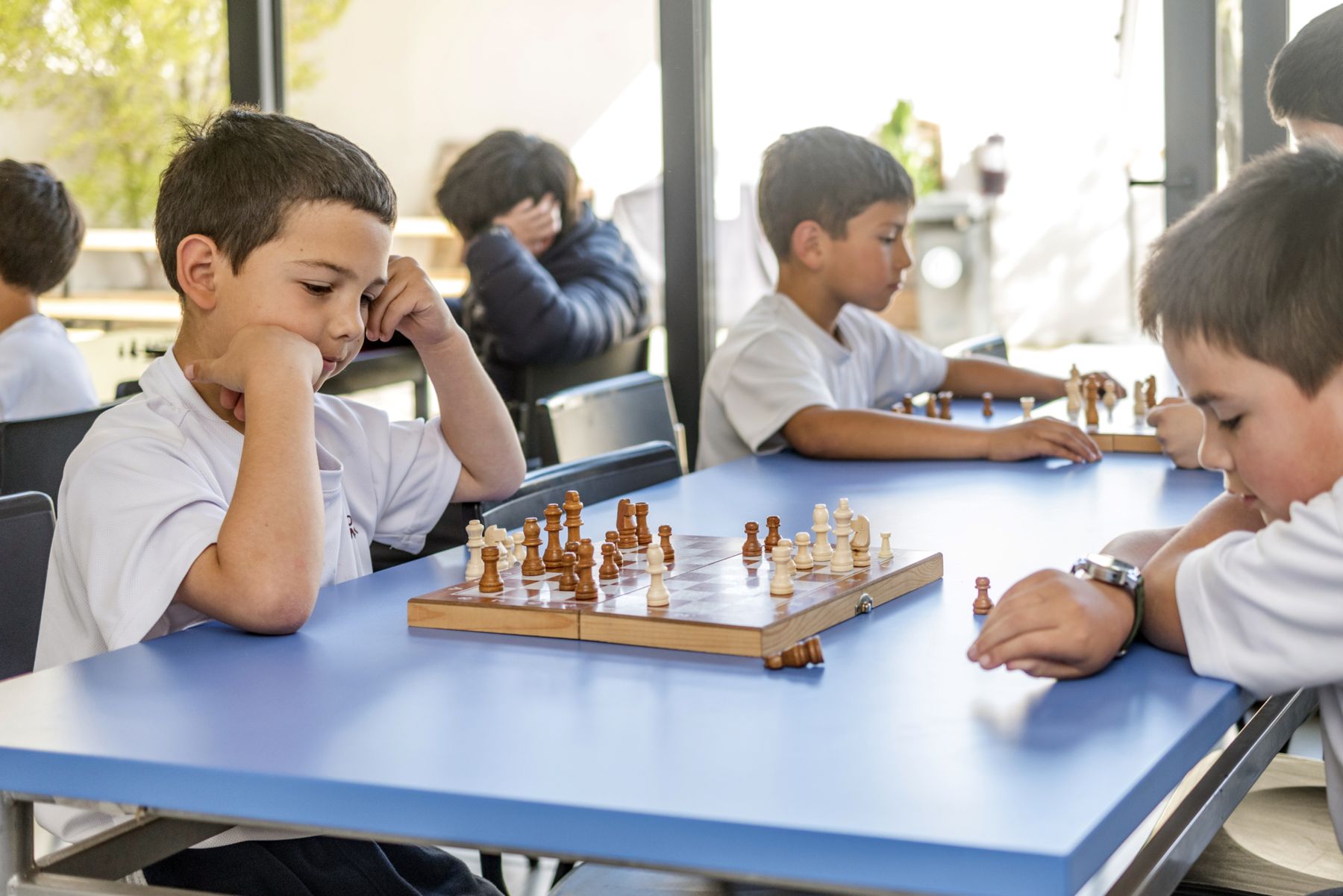Alumnos del Colegio Montemar jugando ajedrez en un taller