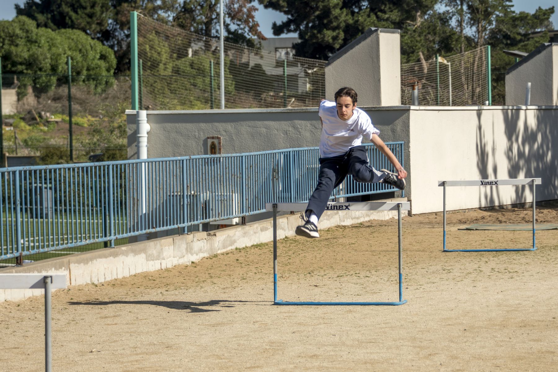 Alumno del Colegio Montemar practicando salto largo en la pista de atletismo