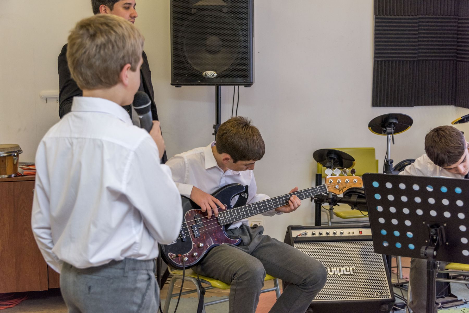Alumnos del Colegio Montemar tocando en la sala de música