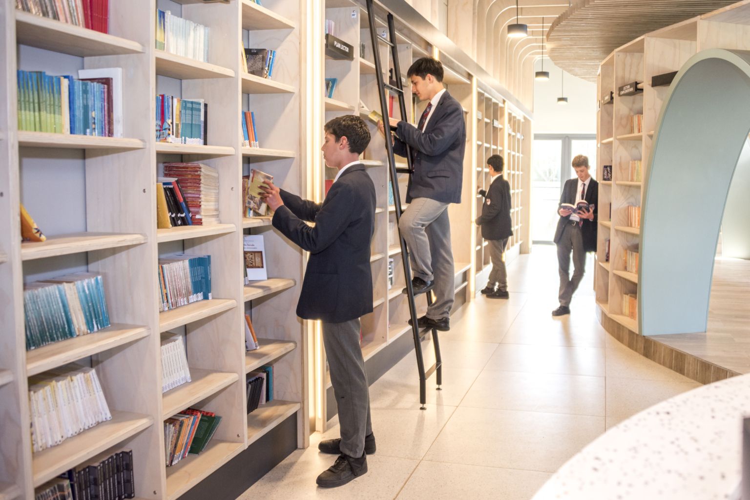 Pasillo de la biblioteca del Colegio Montemar