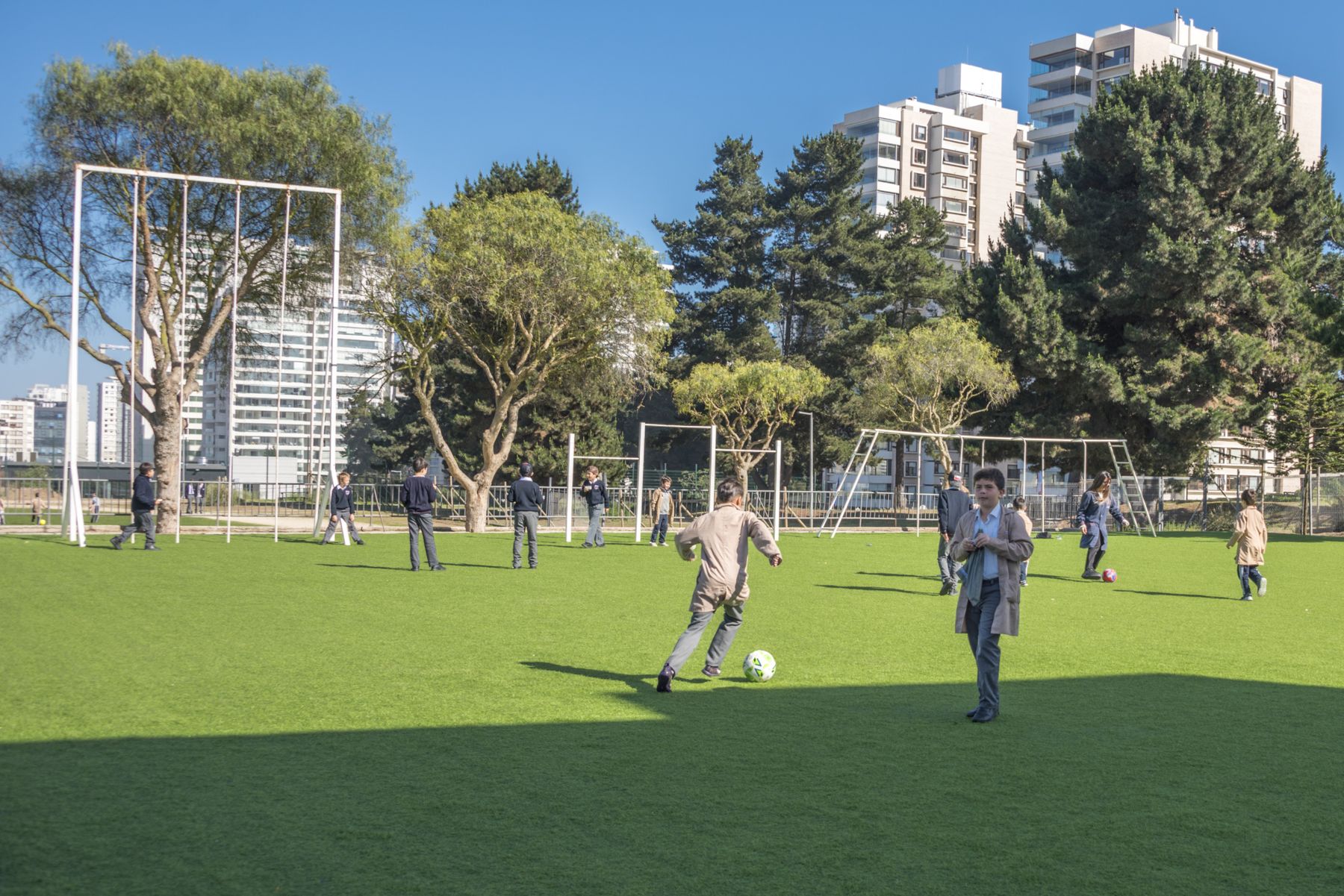 Cancha de fútbol del Colegio Montemar en Bosques de Montemar, Concón