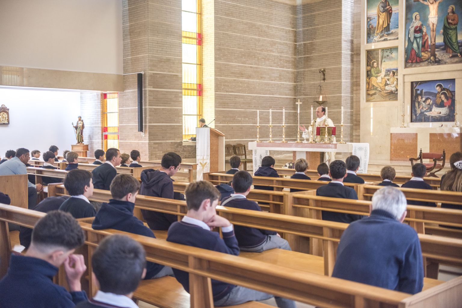 Misa en la capilla del Colegio Montemar