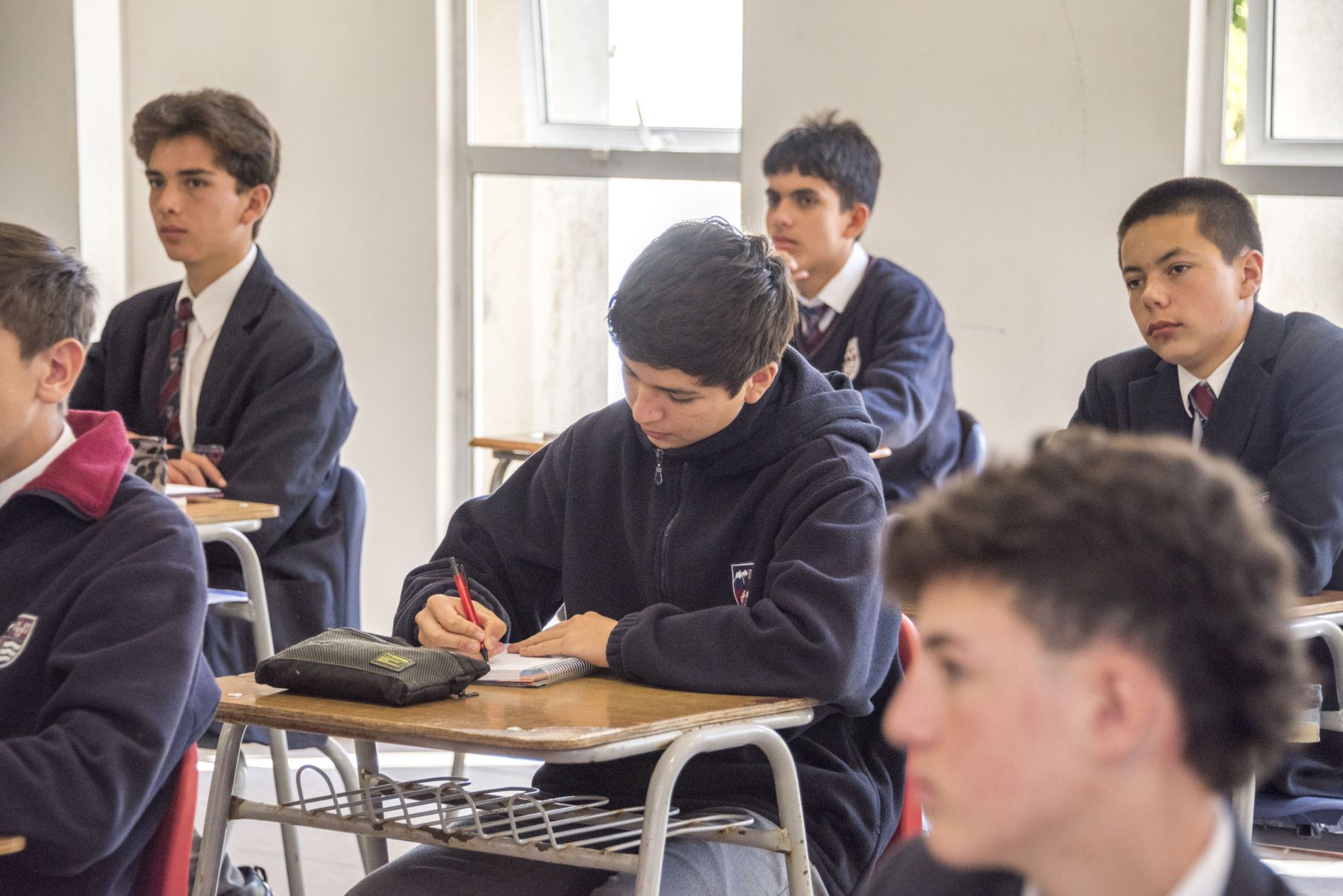 Alumnos del Colegio Montemar trabajando en clases