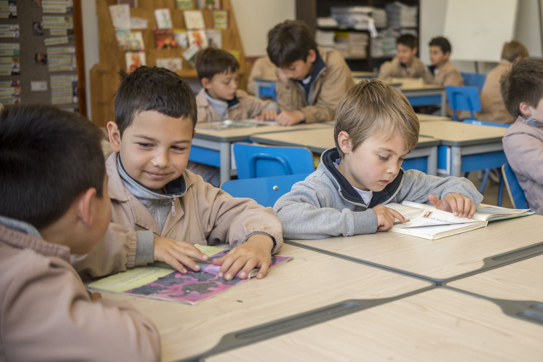 Alumnos de primer ciclo del Colegio Montemar en su sala de clases