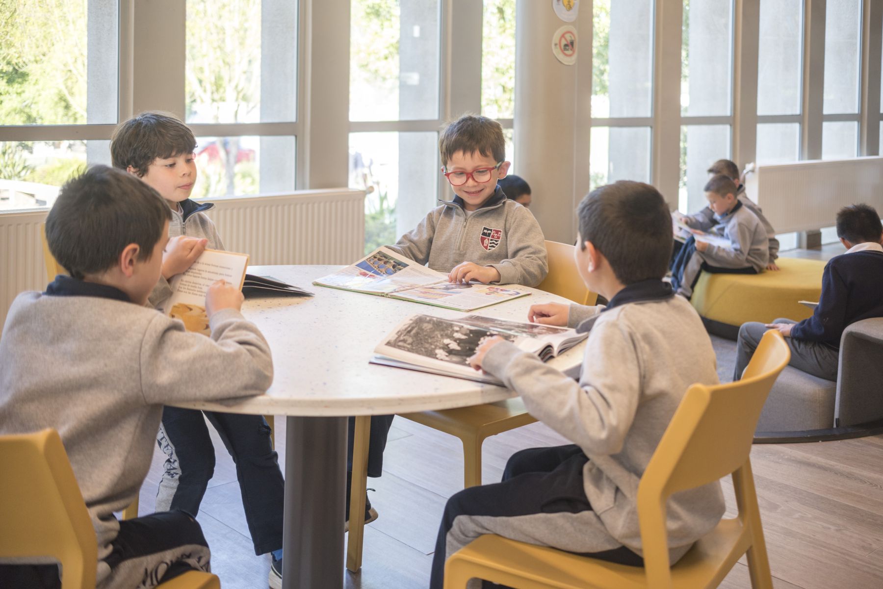 Un profesor del Colegio Montemar acompañando a alumnos en la biblioteca