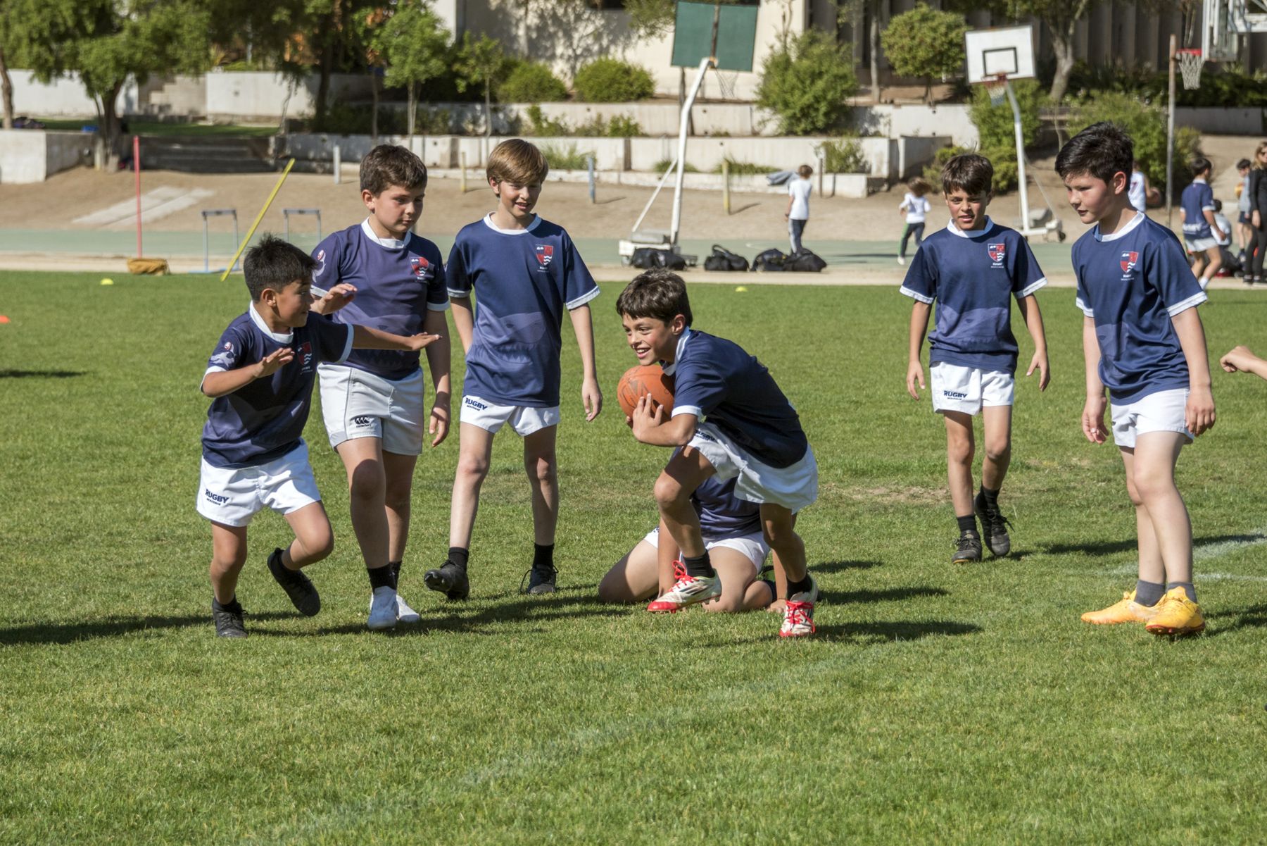 Alumnos del Colegio Montemar jugando en la cancha de pasto del colegio