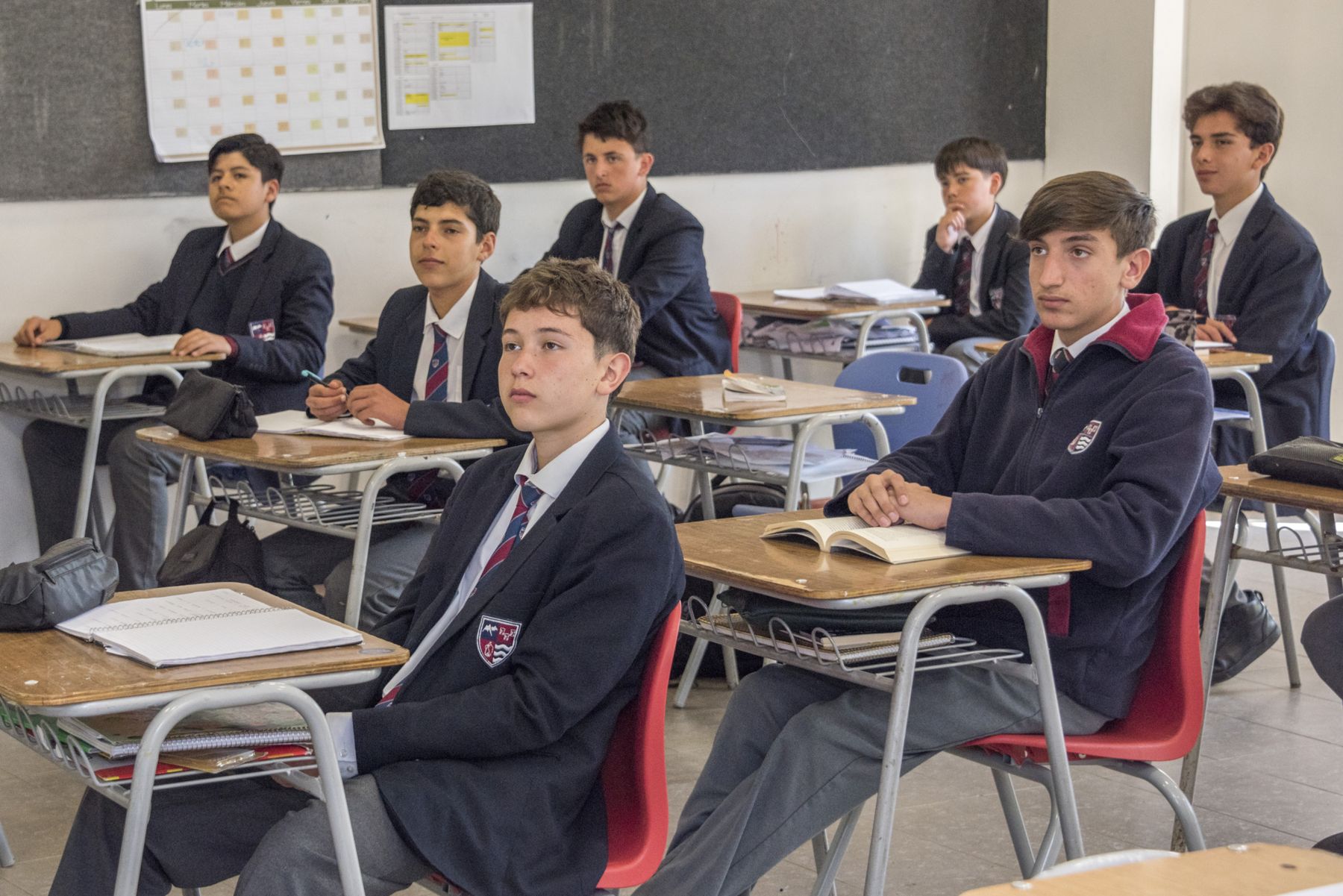 Alumnos de enseñanza media del Colegio Montemar trabajando en la sala de clases