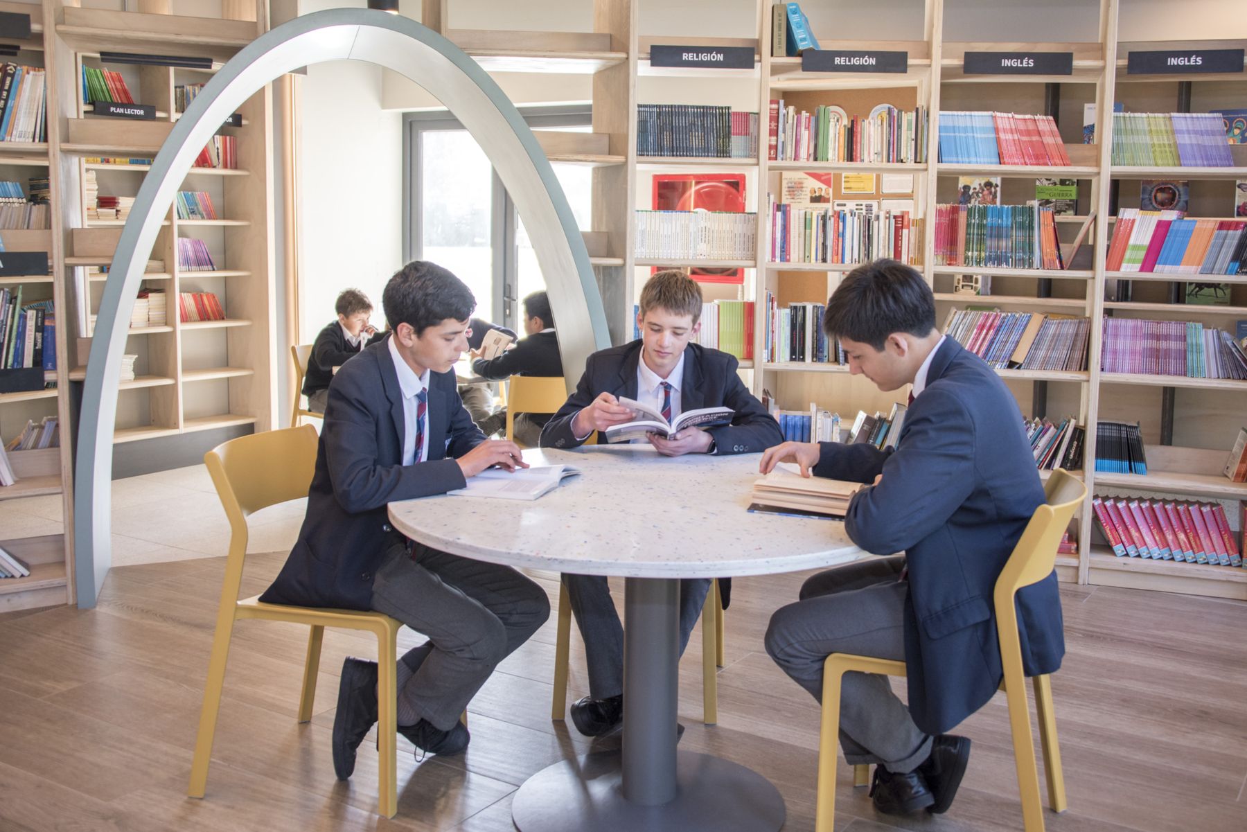 Alumnos del Colegio Montemar estudiando en la biblioteca del colegio