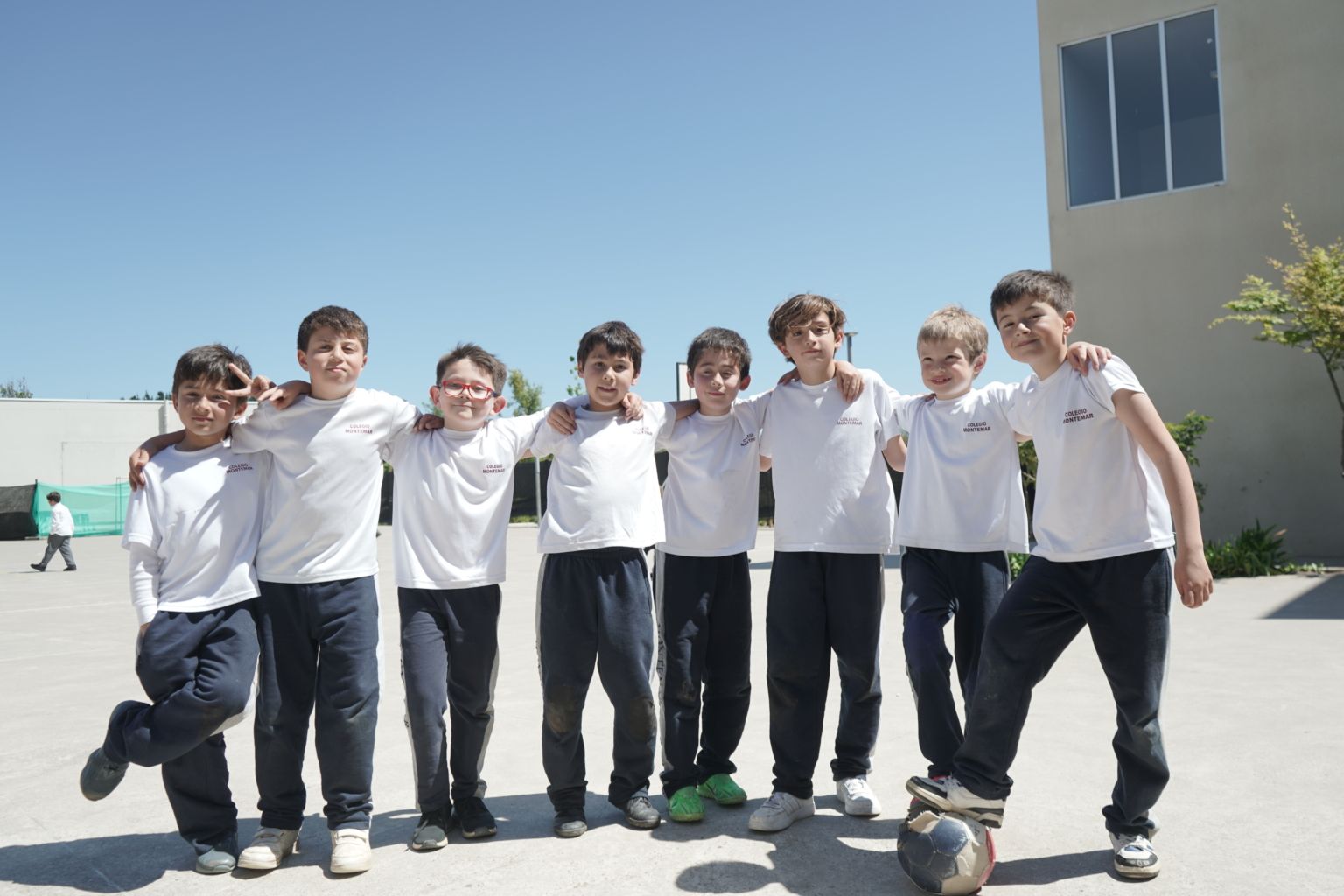 Equipo de fútbol del Colegio Montemar celebrando en la cancha