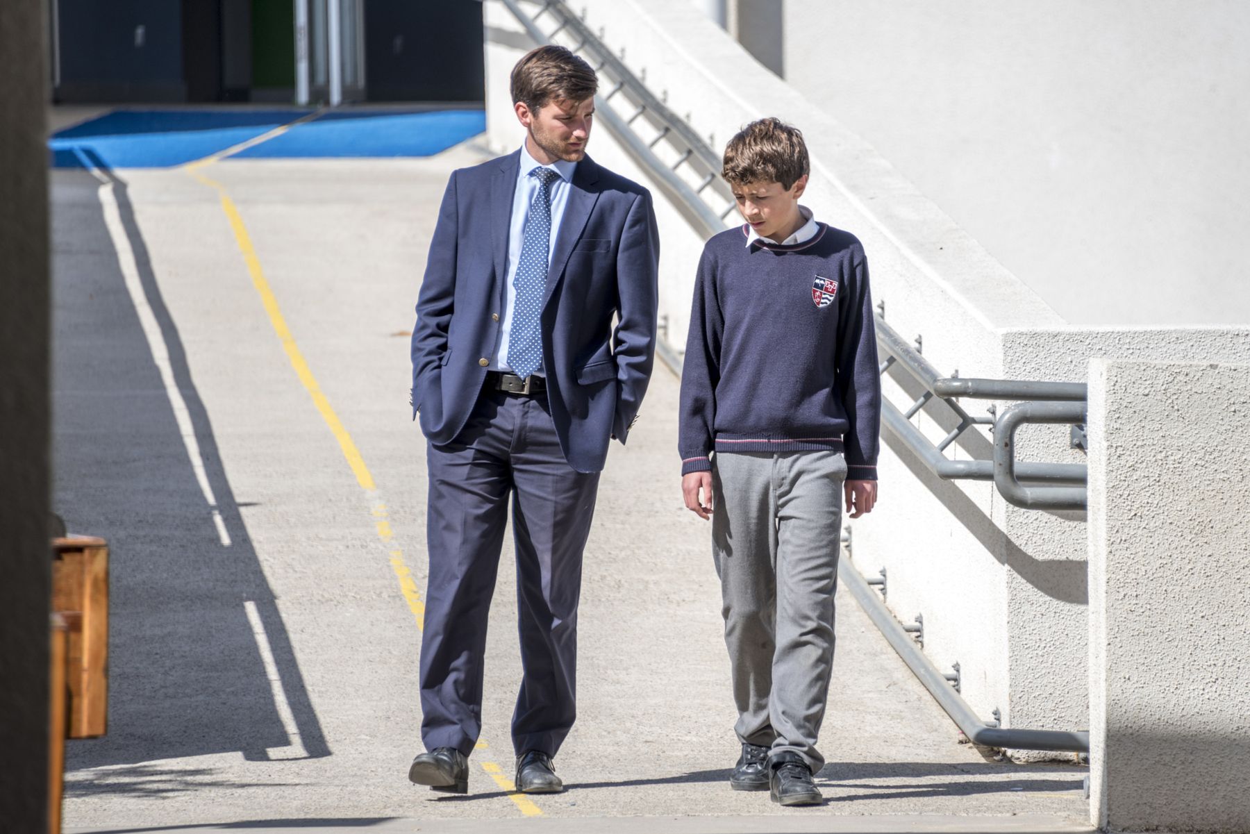 Un profesor del Colegio Montemar camina junto a un alumno por el campus de Concón