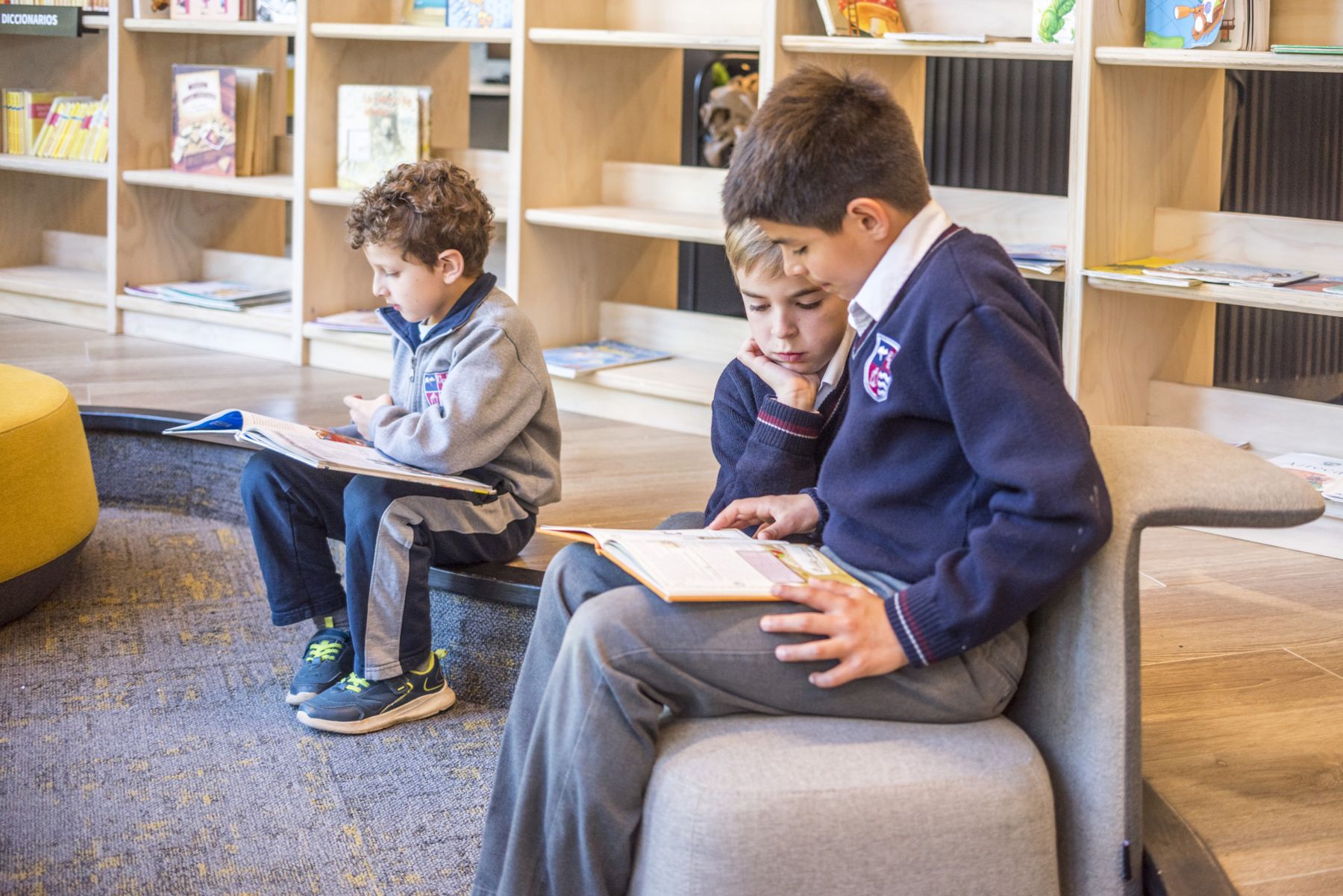 Alumnos del Colegio Montemar leyendo libros en inglés