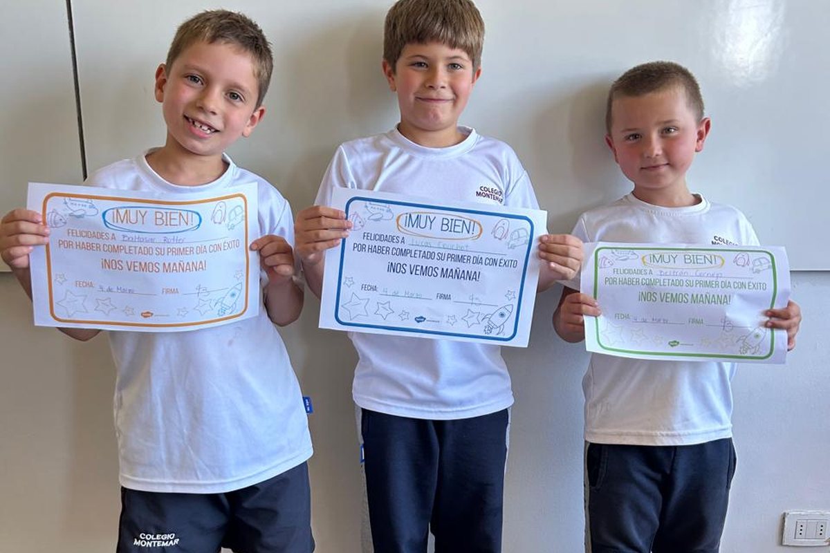 Alumnos del Colegio Montemar en el primer día de clases del año 2026