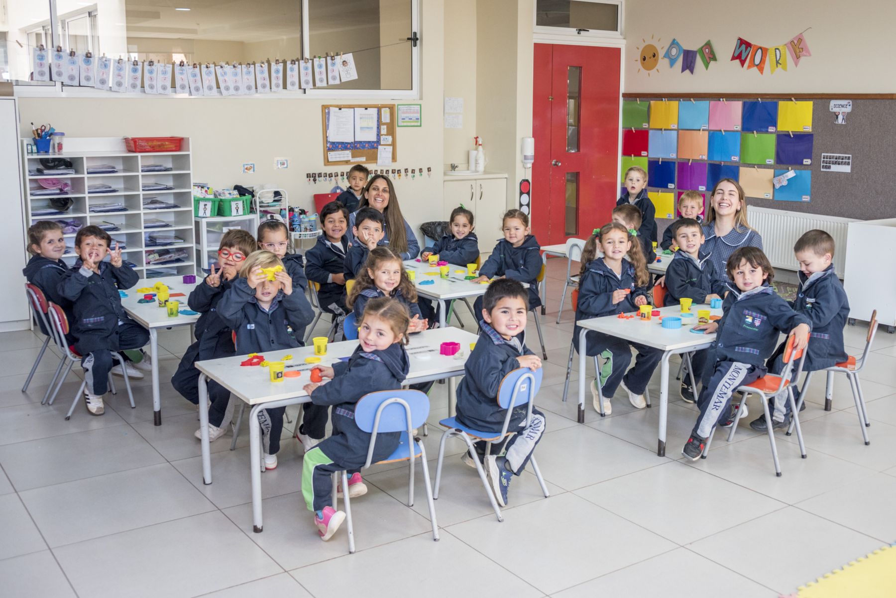 Sala del Preescolar Albamar–Montemar con niños y niñas trabajando