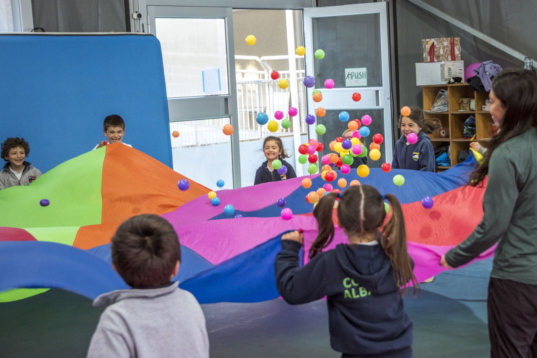 Niños y niñas del Preescolar Albamar–Montemar en una actividad de juego grupal