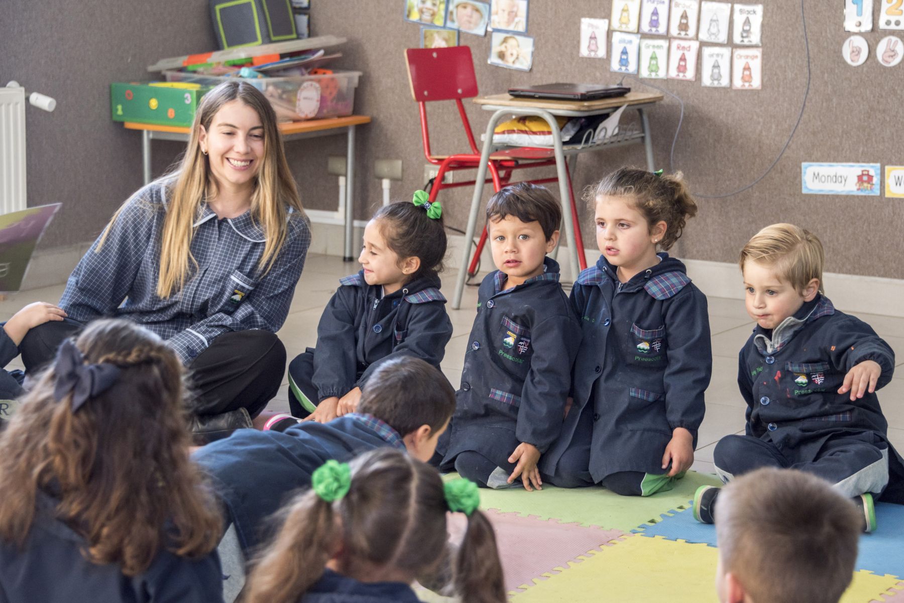 Educadora acompañando a un grupo de niños y niñas en el Preescolar Albamar–Montemar