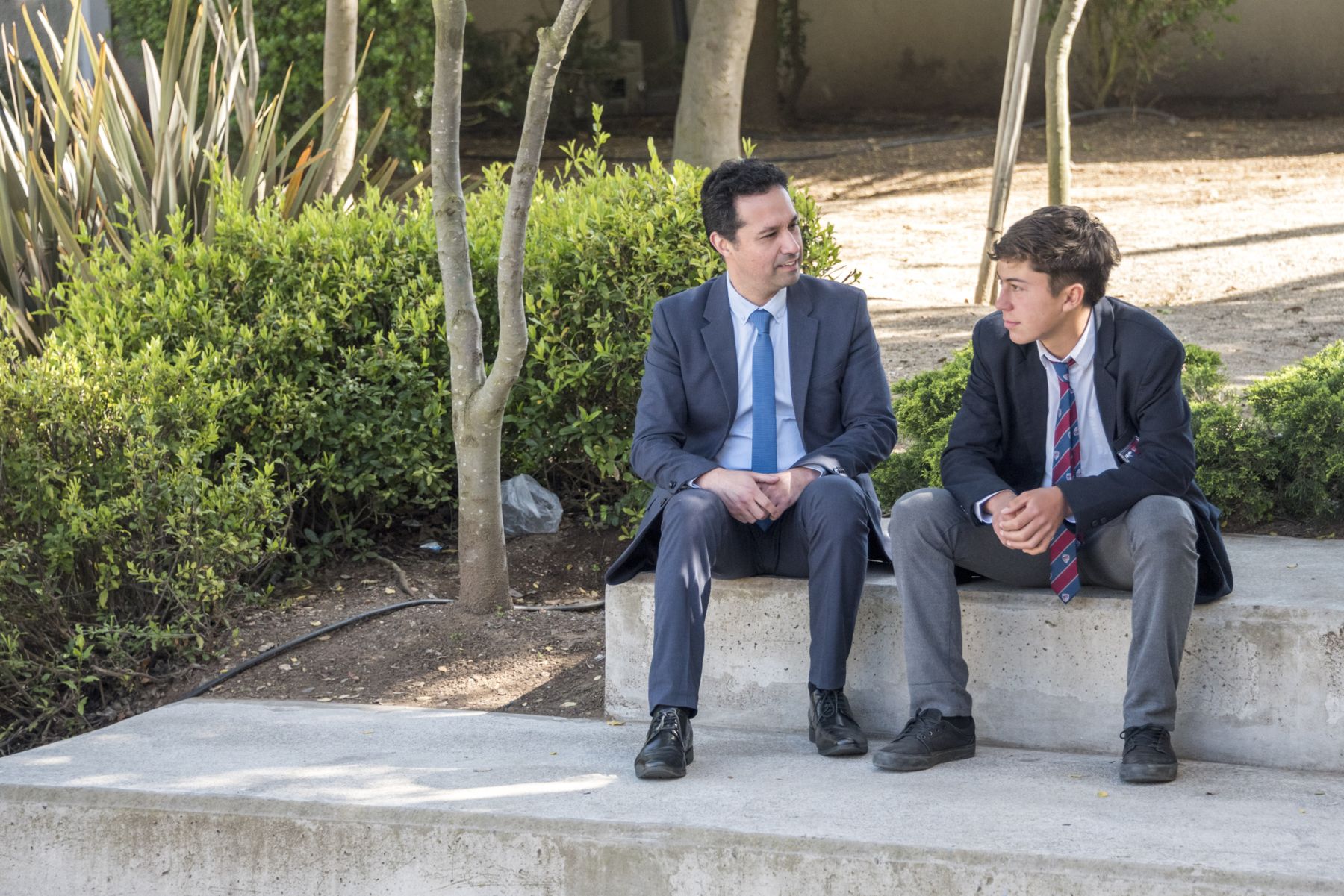 Profesor conversando con un alumno en el patio del Colegio Montemar